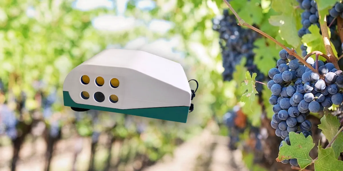 O sistema iTractor da Agrobit montado num trator numa vinha